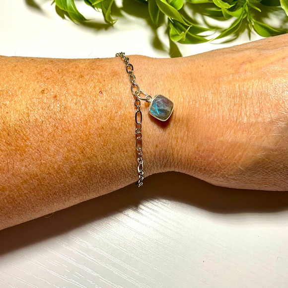 Artisan Crafted Bracelet with Cushion Cut Labradorite Gemstone Pen… - Picture 4 of 6